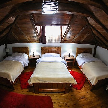 Hotel Bujtina E Bardhe コルチャ エクステリア 写真
