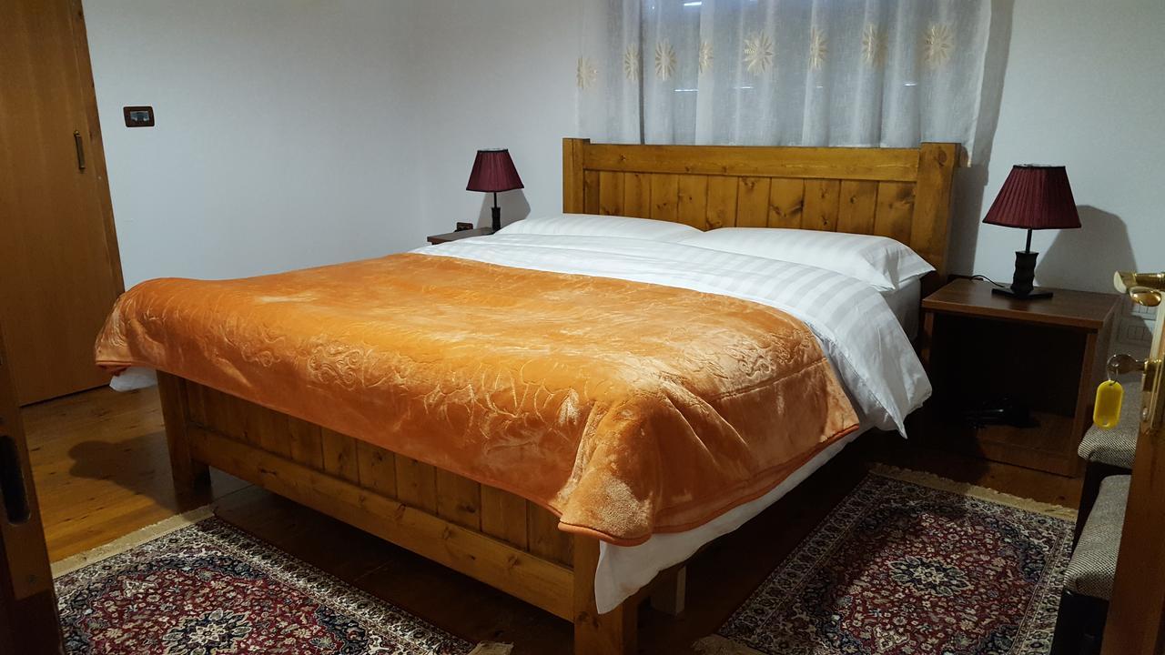 Hotel Bujtina E Bardhe コルチャ エクステリア 写真