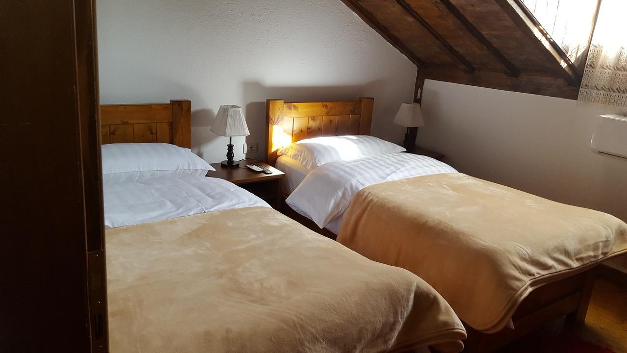 Hotel Bujtina E Bardhe コルチャ エクステリア 写真