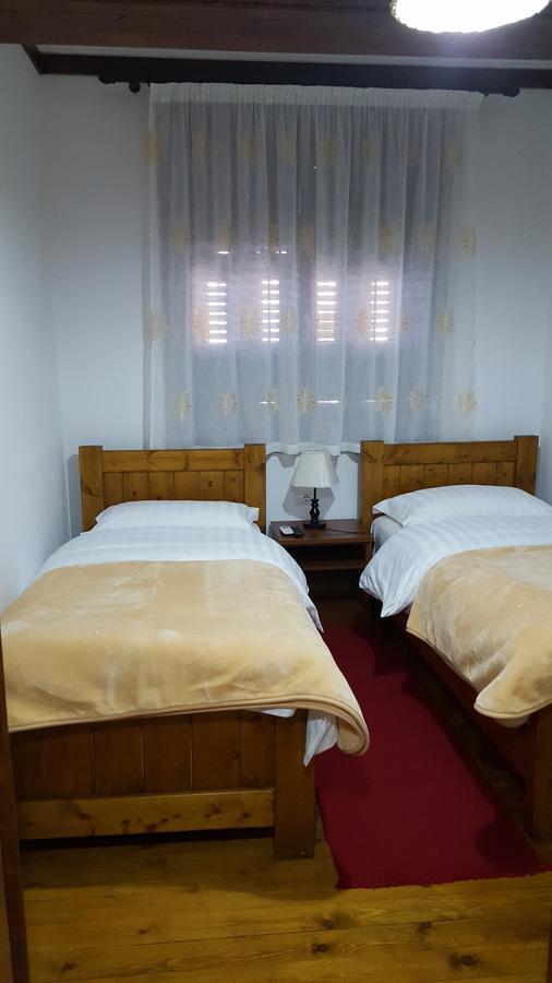 Hotel Bujtina E Bardhe コルチャ エクステリア 写真