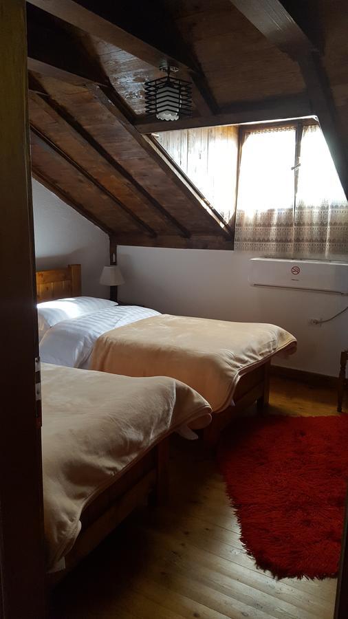 Hotel Bujtina E Bardhe コルチャ エクステリア 写真