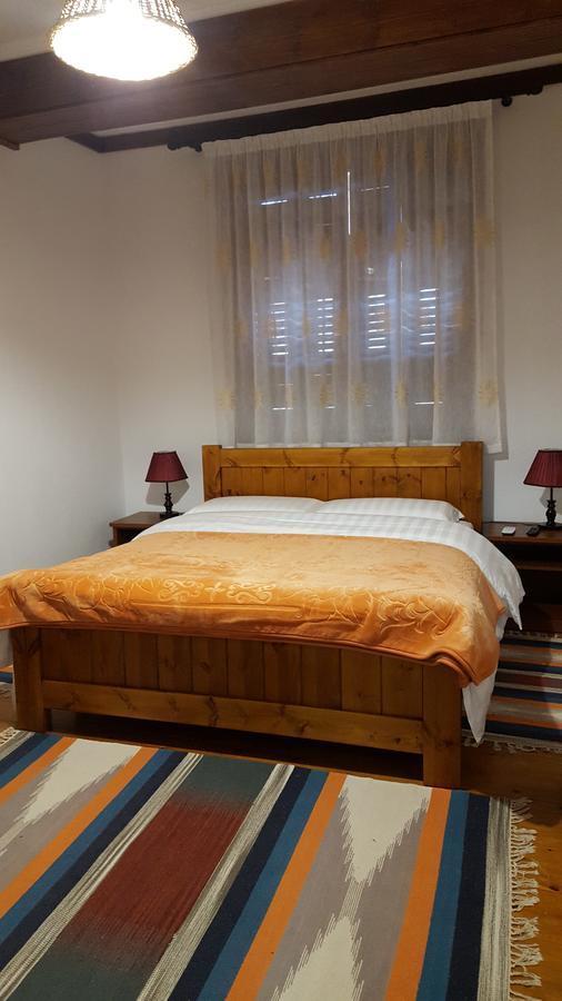 Hotel Bujtina E Bardhe コルチャ エクステリア 写真