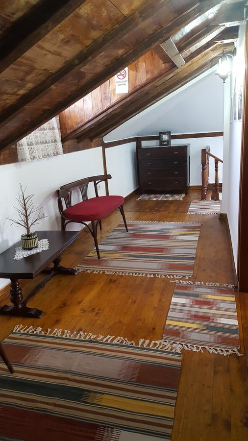 Hotel Bujtina E Bardhe コルチャ エクステリア 写真