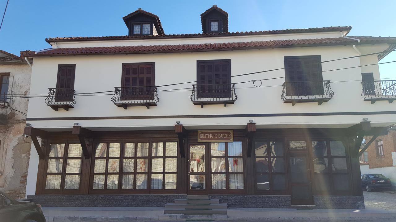 Hotel Bujtina E Bardhe コルチャ エクステリア 写真