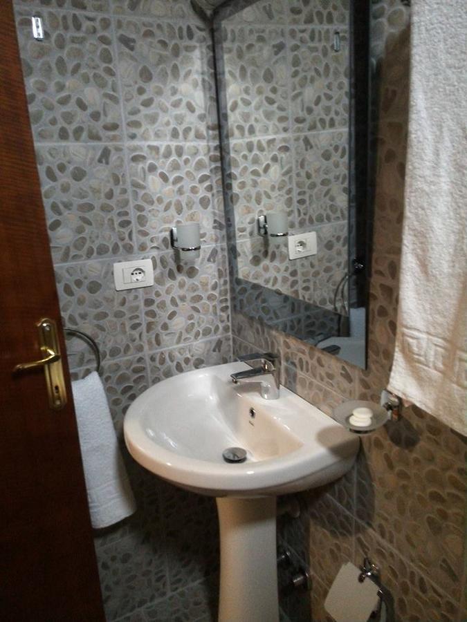 Hotel Bujtina E Bardhe コルチャ エクステリア 写真