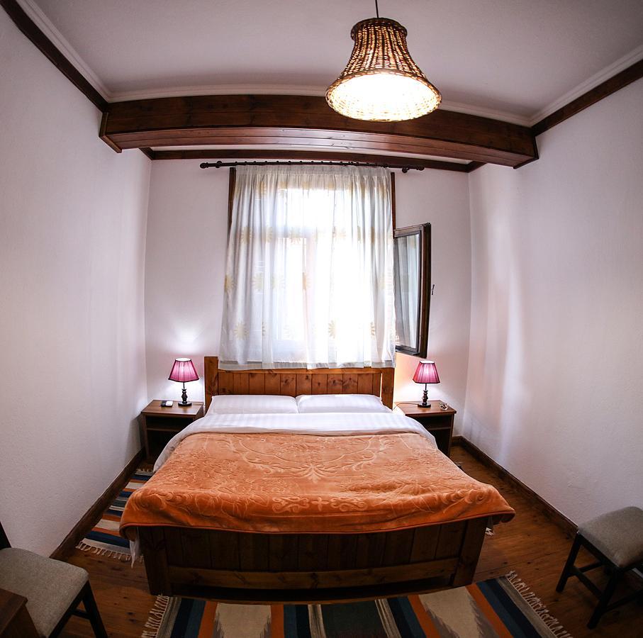 Hotel Bujtina E Bardhe コルチャ エクステリア 写真