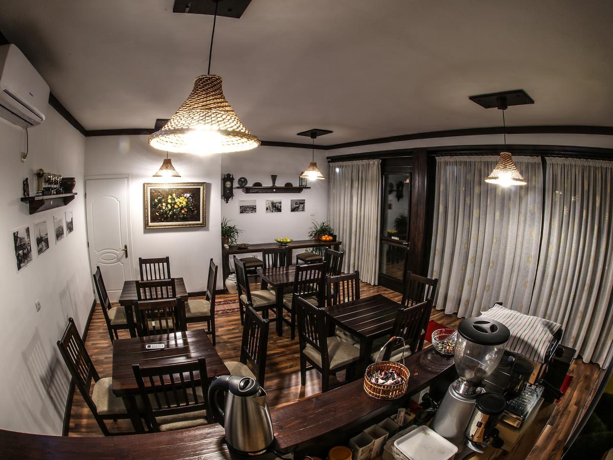 Hotel Bujtina E Bardhe コルチャ エクステリア 写真