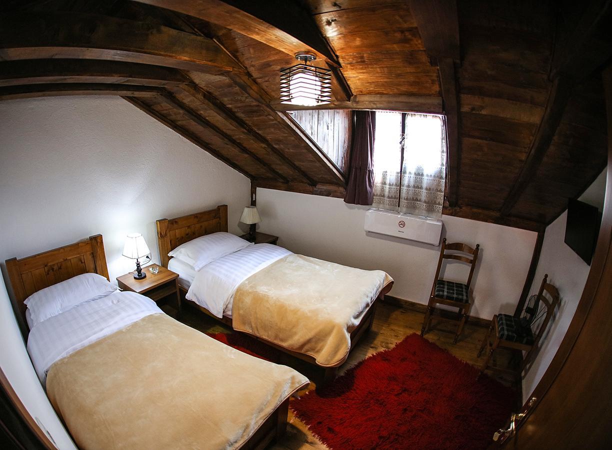 Hotel Bujtina E Bardhe コルチャ エクステリア 写真