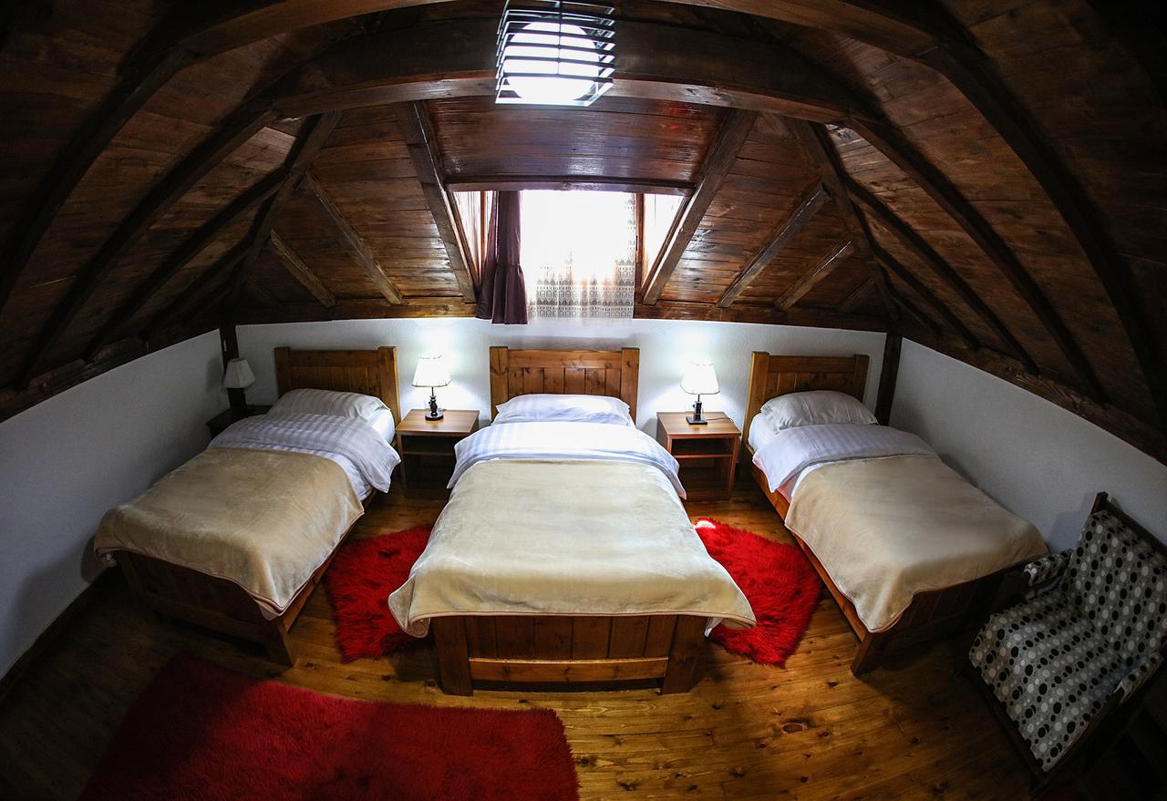 Hotel Bujtina E Bardhe コルチャ エクステリア 写真