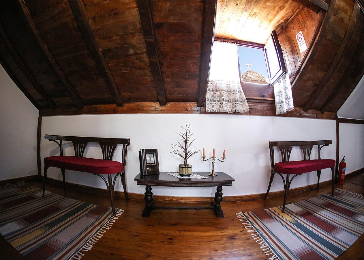 Hotel Bujtina E Bardhe コルチャ エクステリア 写真