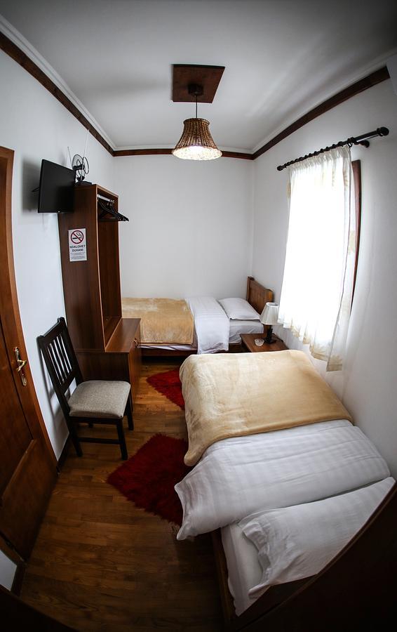 Hotel Bujtina E Bardhe コルチャ エクステリア 写真