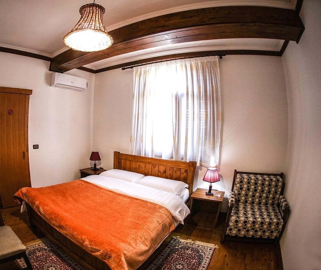 Hotel Bujtina E Bardhe コルチャ エクステリア 写真