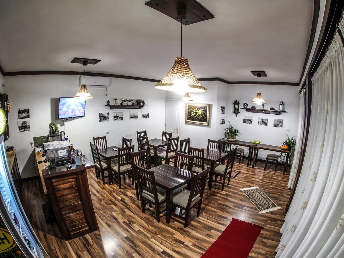 Hotel Bujtina E Bardhe コルチャ エクステリア 写真